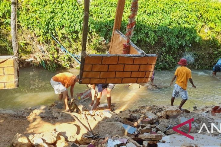 Rumah warga rusak akibat bencana tanah longsor di Kota Sorong