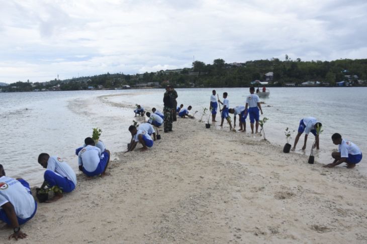 Kodam Kasuari ajak siswa SMA Taruna Nusantara lestarikan Pulau Raimuti