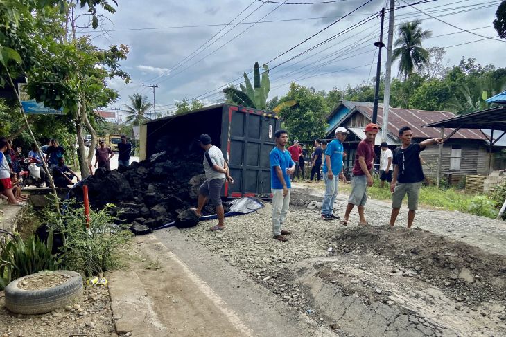 Truk Angkut Batu Bara Terbalik Di Jalan Mantimin - ANTARA News ...