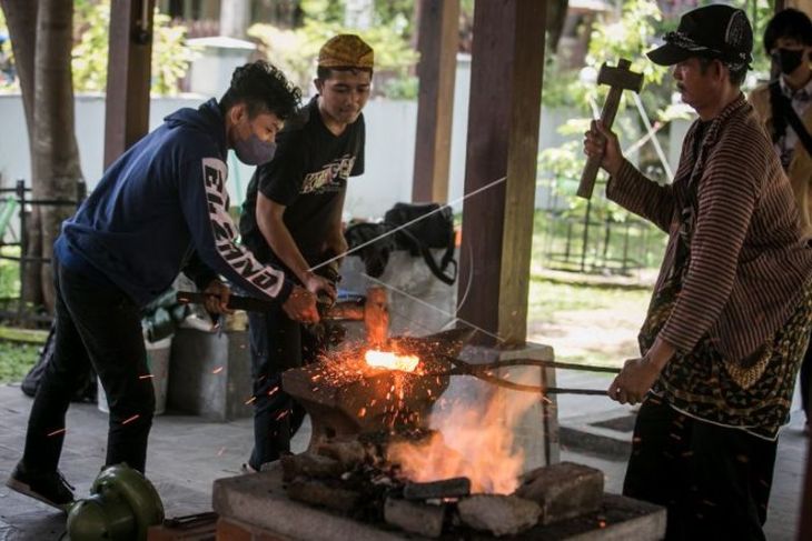 Belajar membuat keris