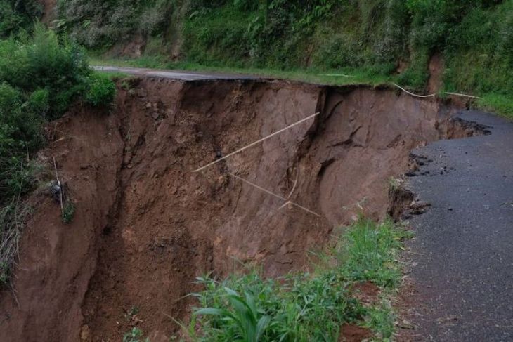 Longsor di jalur alternatif menuju kawasan wisata Dieng