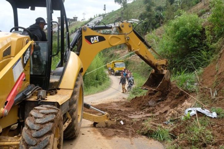 Longsor di jalur alternatif menuju kawasan wisata Dieng