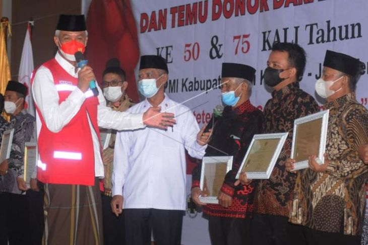 Penyerahan penghargaan donor darah sukarela