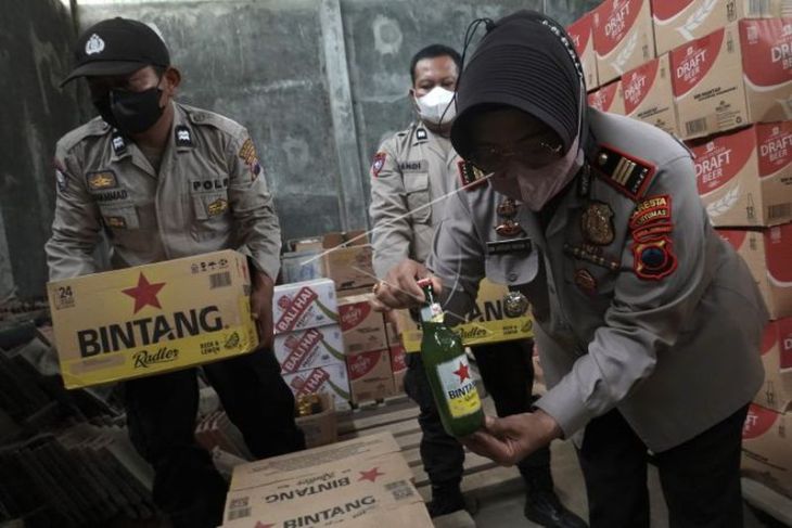 Penggerebekan gudang penyimpanan minuman beralkohol