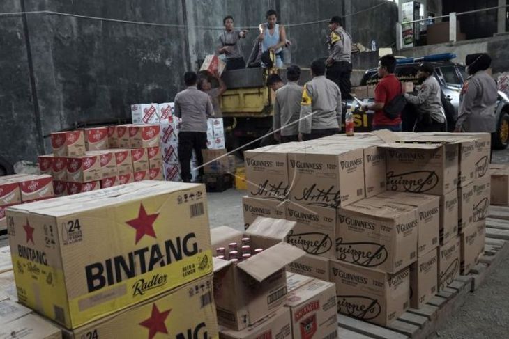 Penggerebekan gudang penyimpanan minuman beralkohol