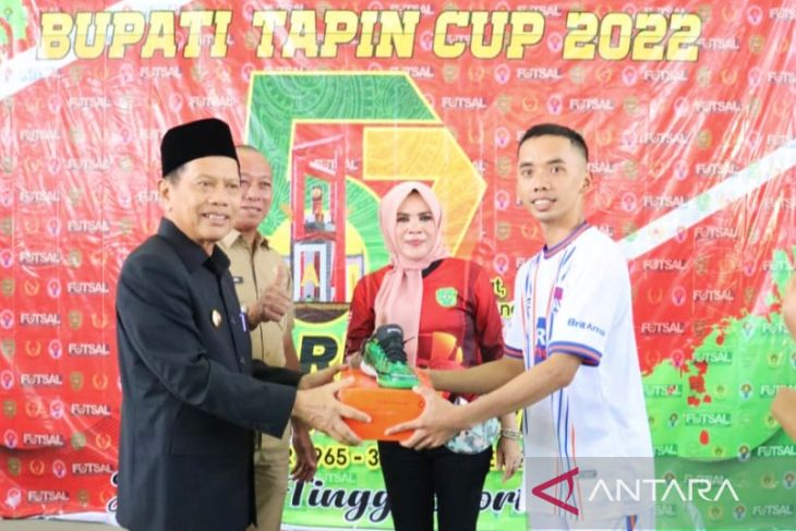 Bupati Tapin serahkan hadiah turnamen futsal antar-SOPD