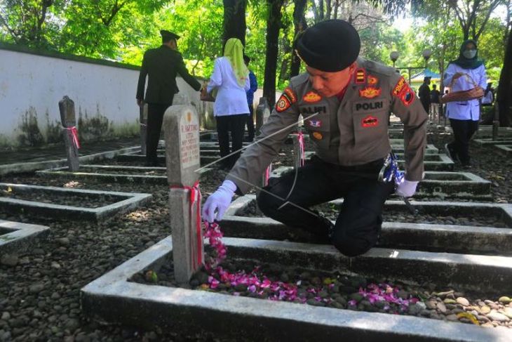 Ziarah dan doa untuk pahlawan