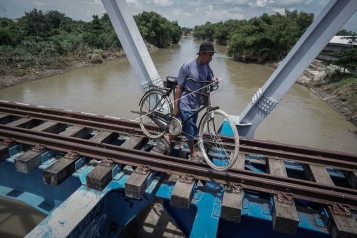 Melintasi jembatan jalur rel kereta api