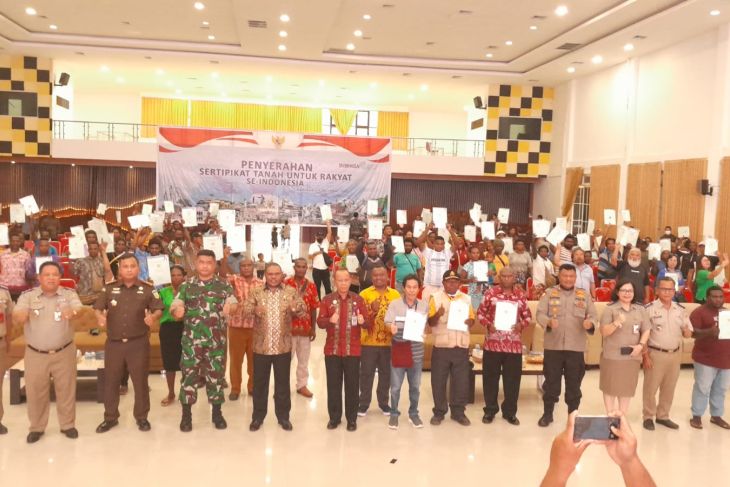 BPN Papua Barat serahkan 207 bidang tanah PTSL