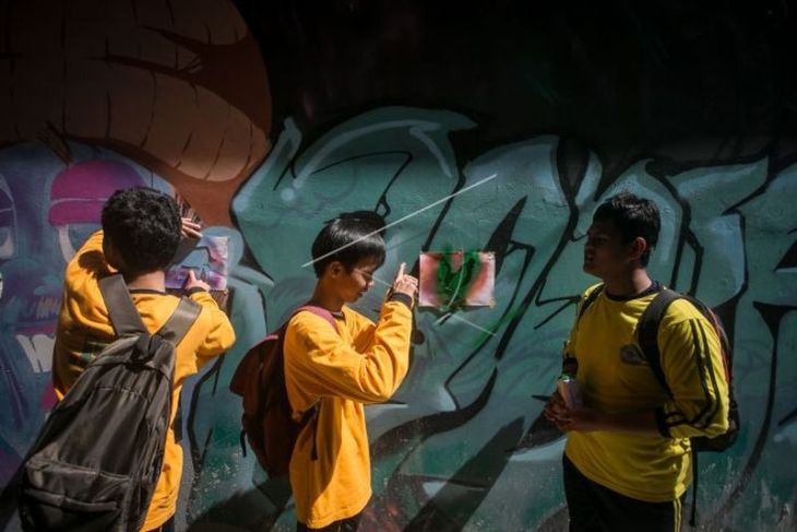 Siswa SLB belajar membuat mural