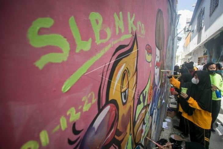 Siswa SLB belajar membuat mural