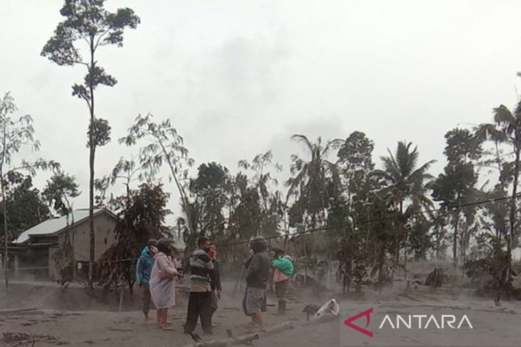 Gunung Semeru Di Jatim Mengalami 22 Kali Letusan Setelah Statusnya Naik ...