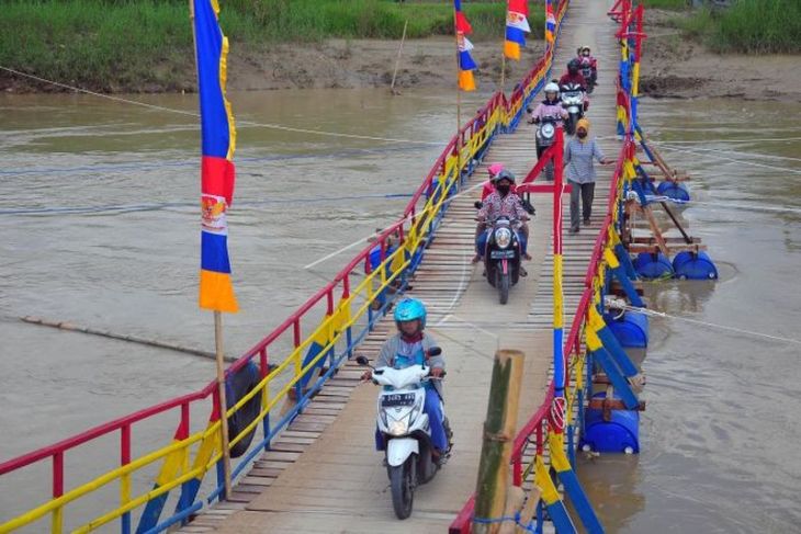 Jembatan apung Sungai Wulan