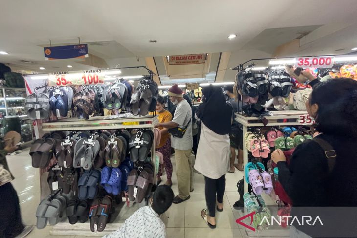 Cari produk fashion dengan harga murah pengunjung ramai di bazaar Sanan
