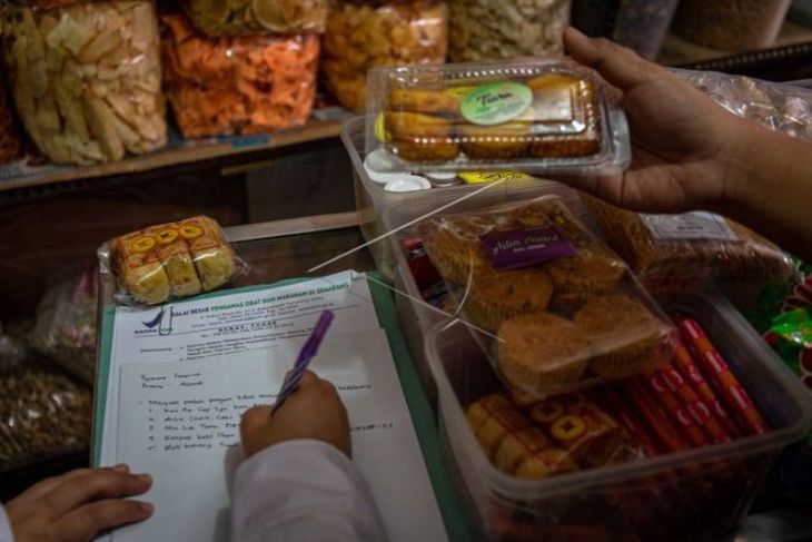 Pemeriksaan kelaikan makanan di Semarang