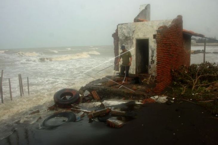 Dampak abrasi di Pantai Utara Tegal