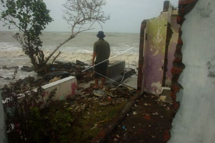 Dampak abrasi di Pantai Utara Tegal