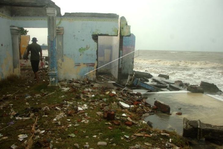 Dampak abrasi di Pantai Utara Tegal