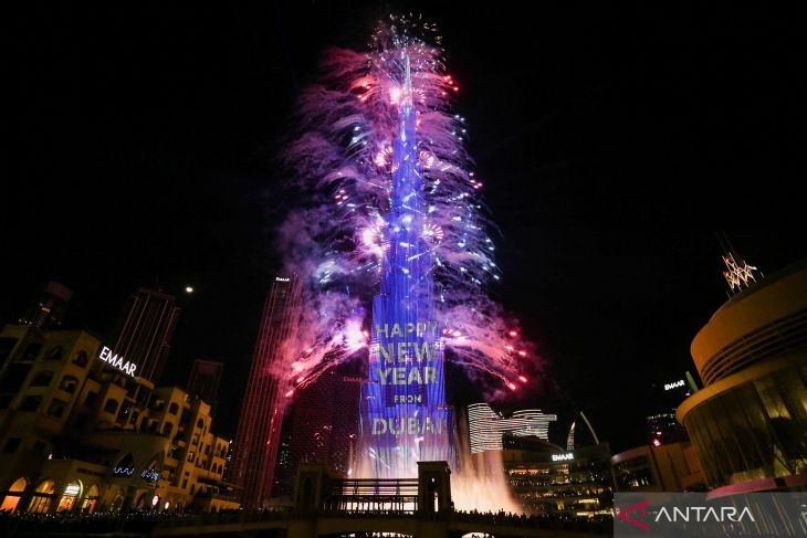 2022-12-31T203025Z_1030171298_RC28HY9ZQPQB_RTRMADP_3_NEW-YEAR-DUBAI-FIREWORKS Fakta menarik tentang Burj Khalifa, gedung tertinggi di dunia