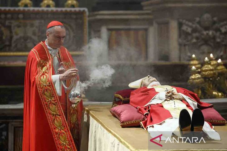 Jenazah Paus Benediktus XVI disemayamkan