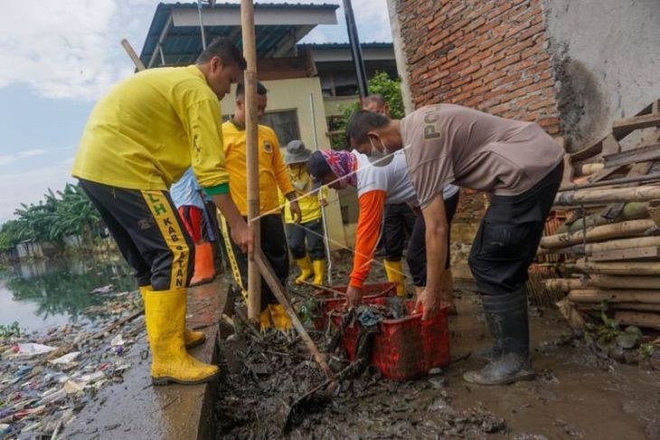 Membersihkan kawasan sekitar sungai dari sampah