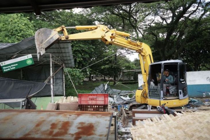 Pembongkaran lapak PKL di TSTJ Solo