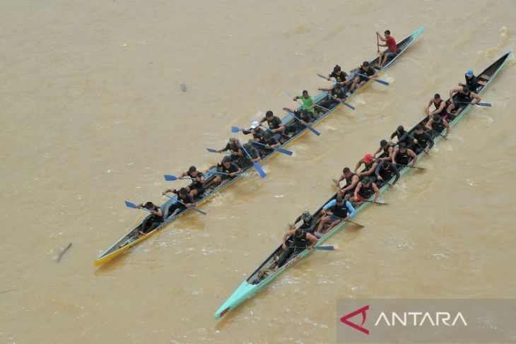 Lomba perahu tradisional di Sungai Batanghari