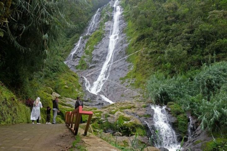 Wisata air terjun Sikarim di Dieng