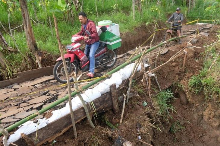 Jalan darurat di lokasi longsor