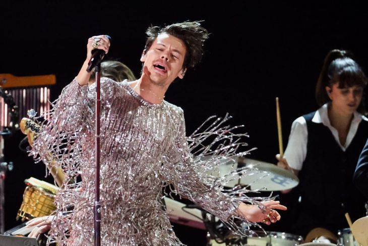Harry Styles tampil dengan gaun pelangi di Grammy 2023
