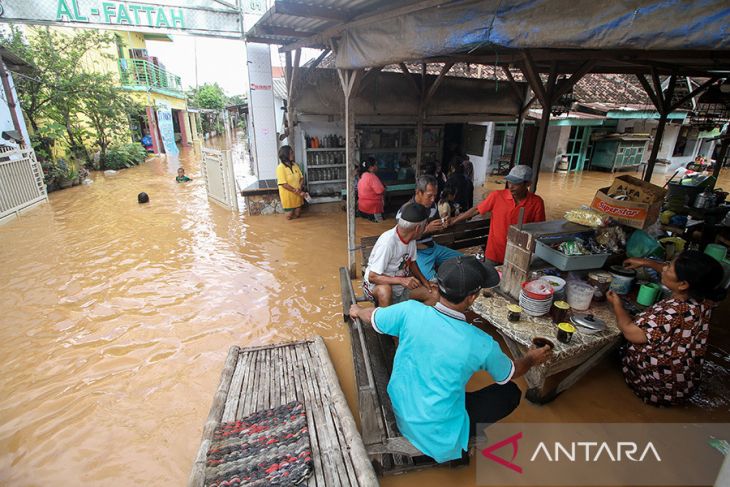 Warga menikmati kopi di tengah banjir Grati Pasuruan