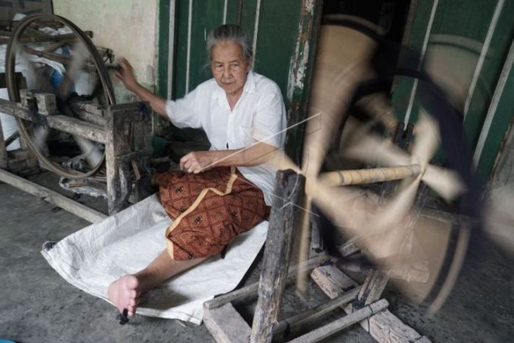 Produksi kain tenun setagen