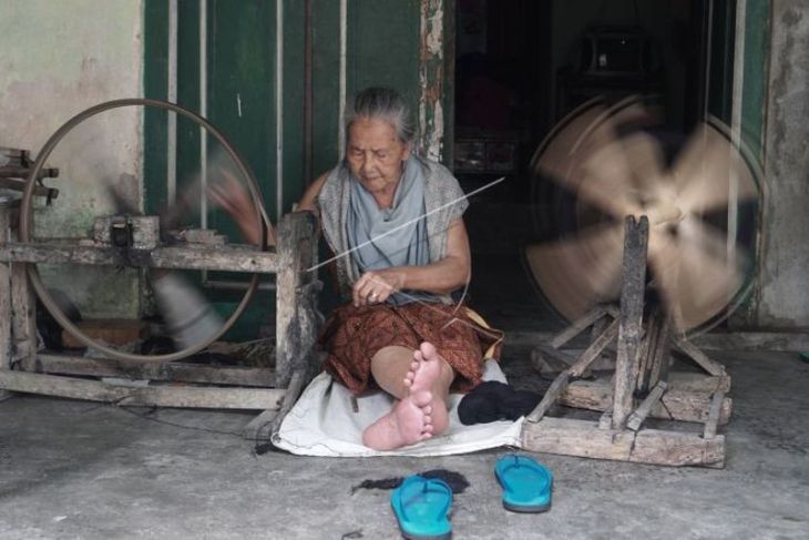 Produksi kain tenun setagen