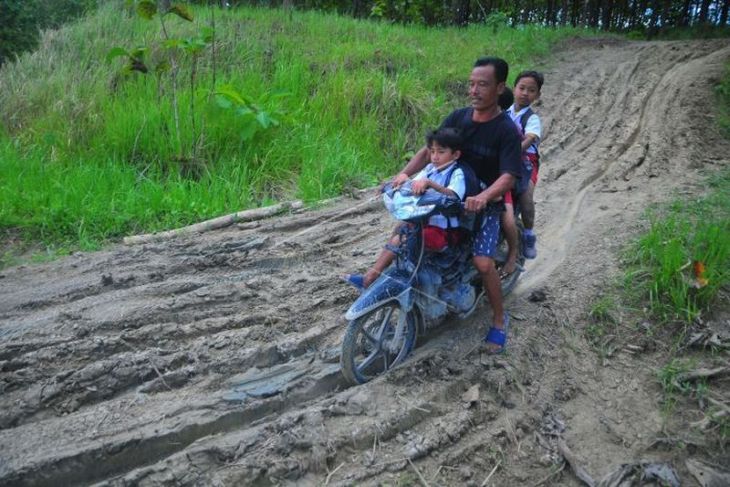 Jalan desa di Grobogan belum tersentuh pembangunan