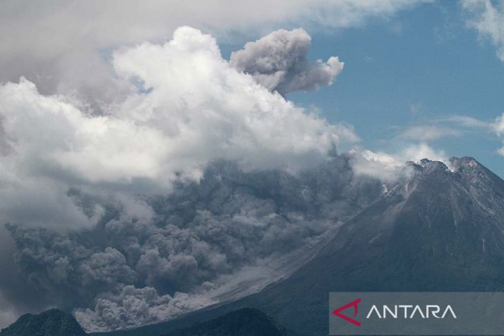 Luncuran awan panas erupsi Gunung Merapi