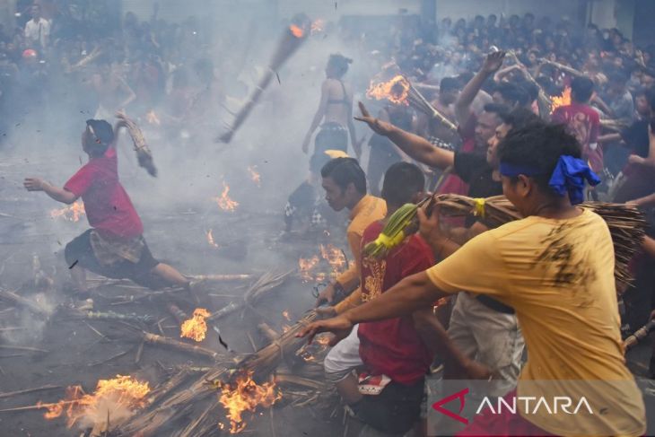 Tradisi perang api di Mataram