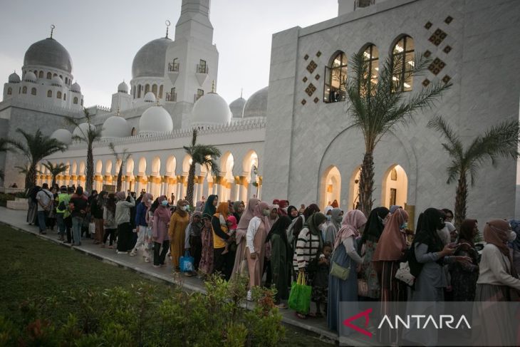Buka puasa bersama di Masjid Raya Sheikh Zayed