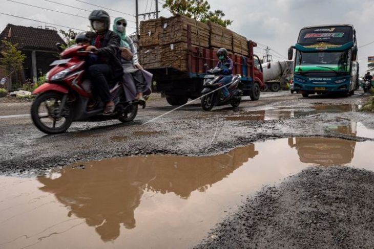 Jalan rusak di jalur Semarang-Purwodadi