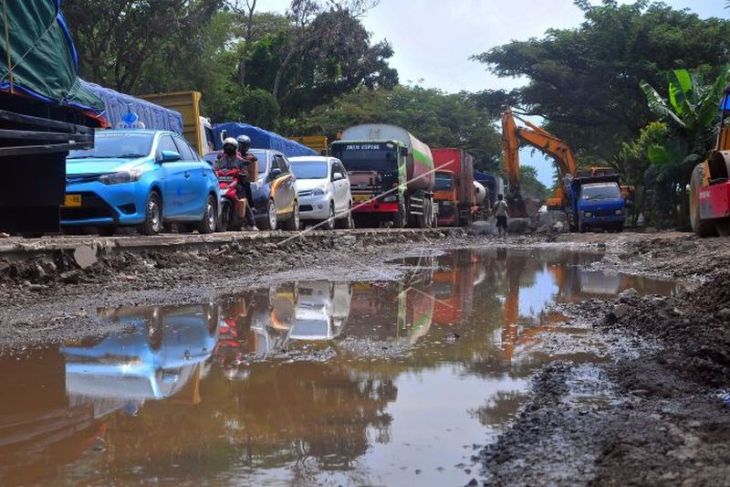 Perbaikan jalan di jalur pantura