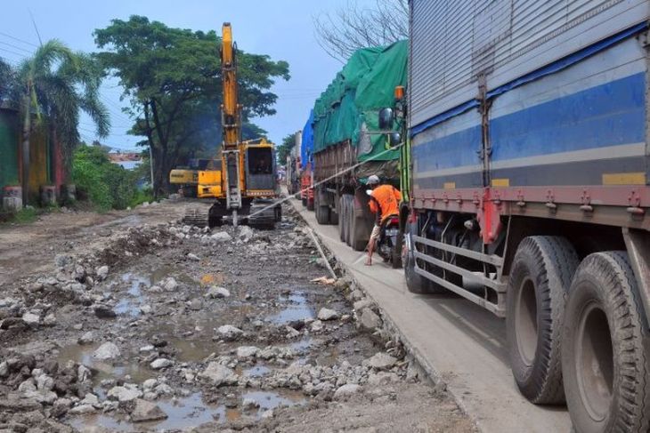 Perbaikan jalan di jalur pantura