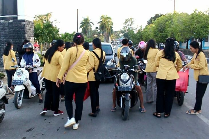 Humaniora: Mahasiswa Hindu di Kendari berbagi takjil buka puasa wujud toleransi