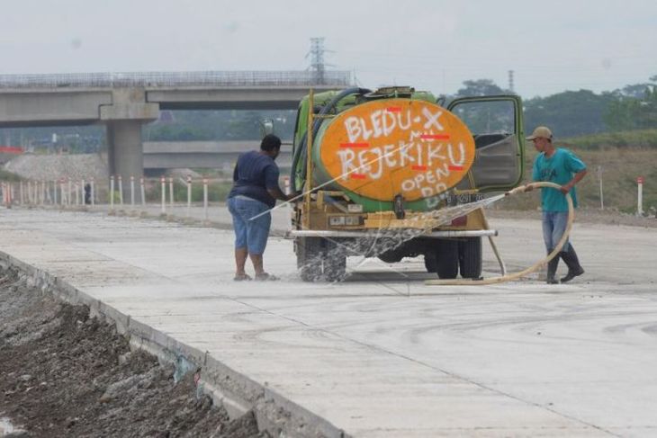 Penyemprotan air di jalan tol fungsional Solo-Yogyakarta