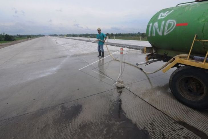 Penyemprotan air di jalan tol fungsional Solo-Yogyakarta