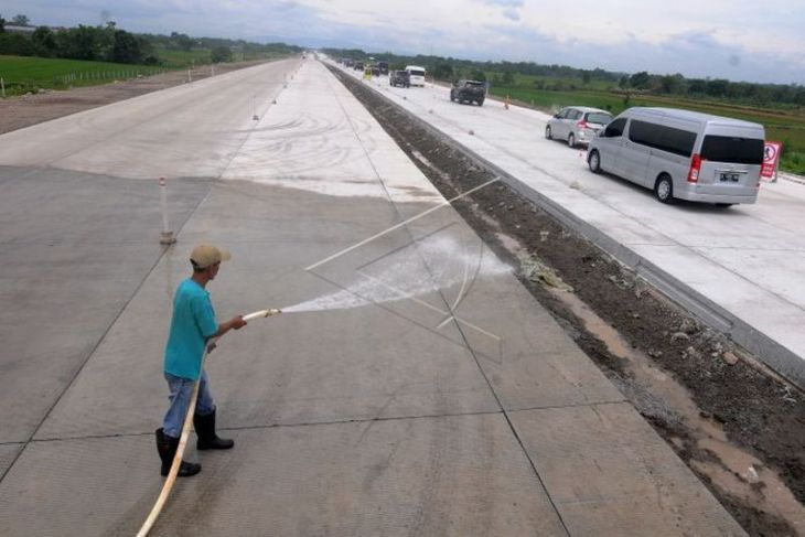 Penyemprotan air di jalan tol fungsional Solo-Yogyakarta