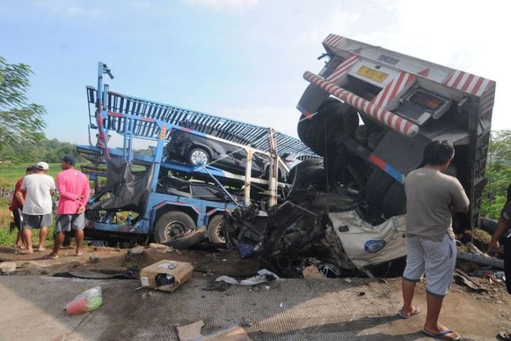 Enam orang tewas dalam kecelakaan beruntun di Tol Semarang-Solo