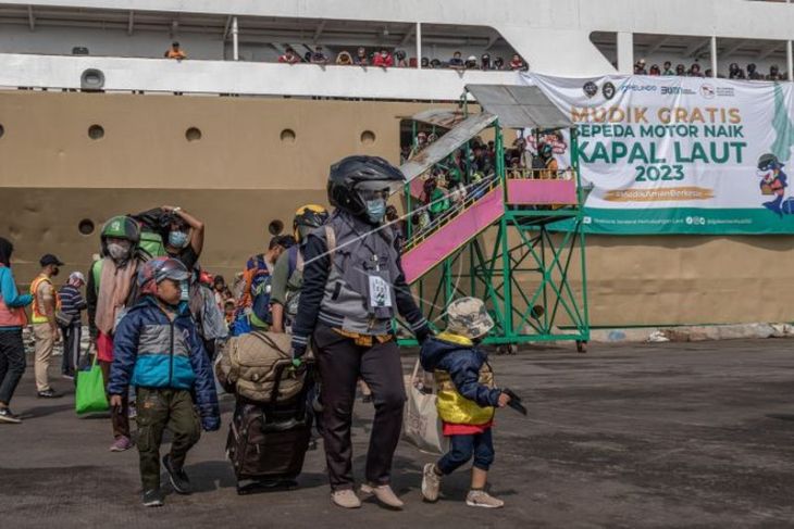 Pemudik bersepeda motor tiba di Pelabuhan Tanjung Emas Semarang