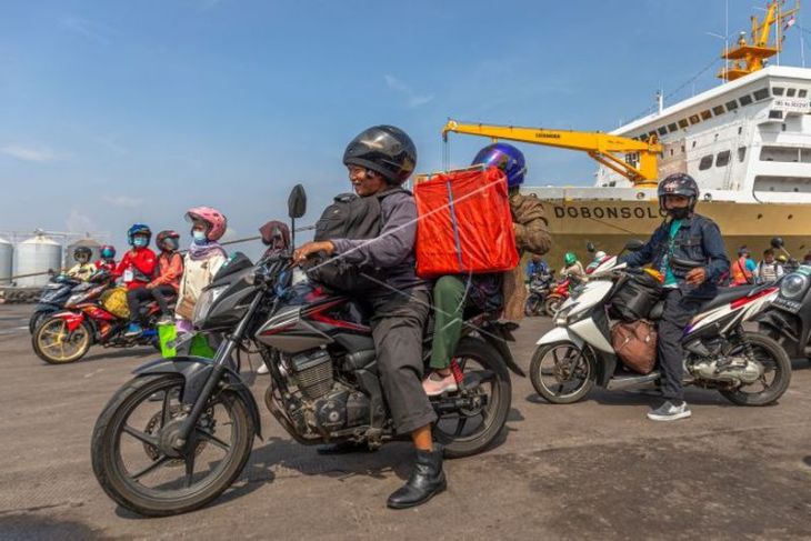 Pemudik bersepeda motor tiba di Pelabuhan Tanjung Emas Semarang