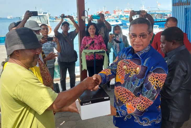 Pemkot beri bantuan alat tangkap ikan bagi nelayan Kota Sorong