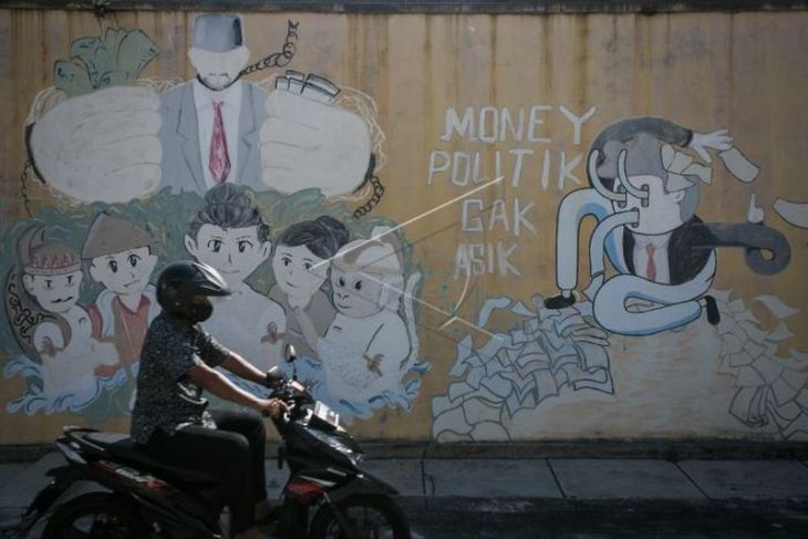 Mural tolak politik uang