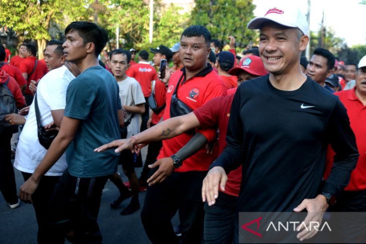 Ganjar Pranowo ikuti jalan sehat di Denpasar